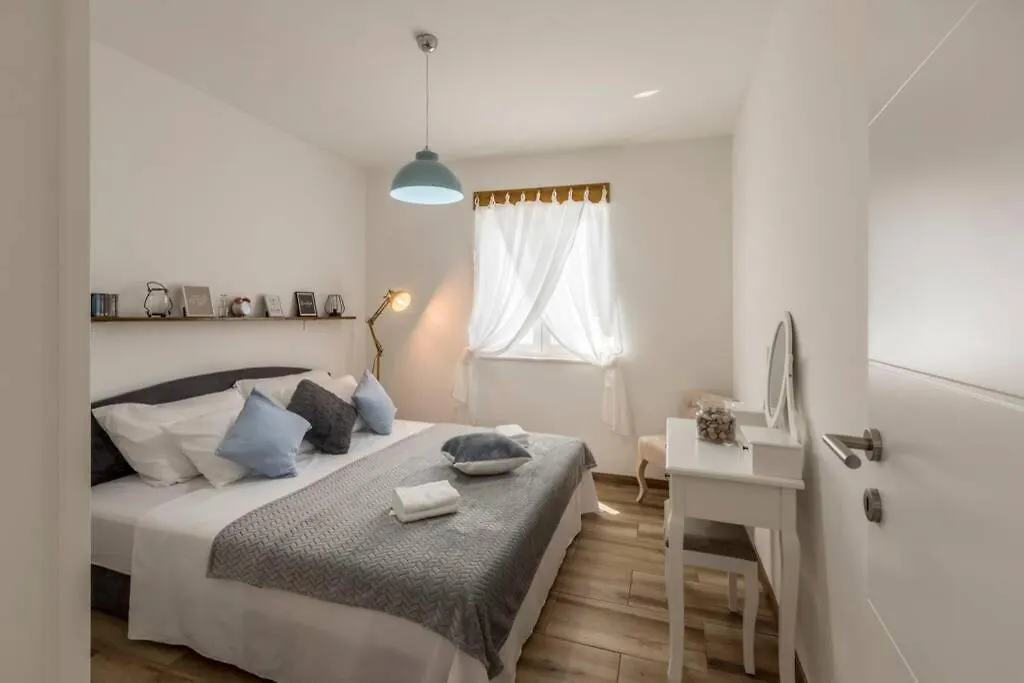 Apartment By Joe Trogir Croatia